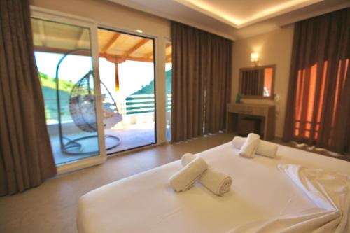 Un pat sau paturi într-o cameră la Karos Hotel Llaman