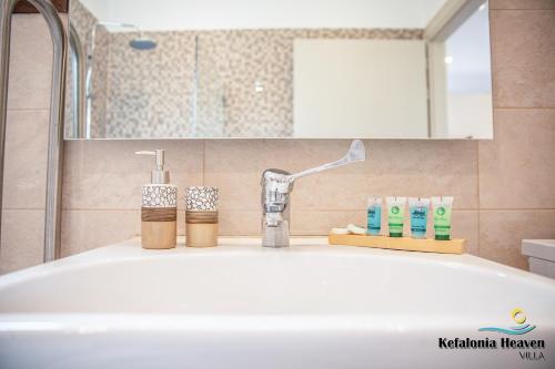 A bathroom at Kefalonia Heaven Villa