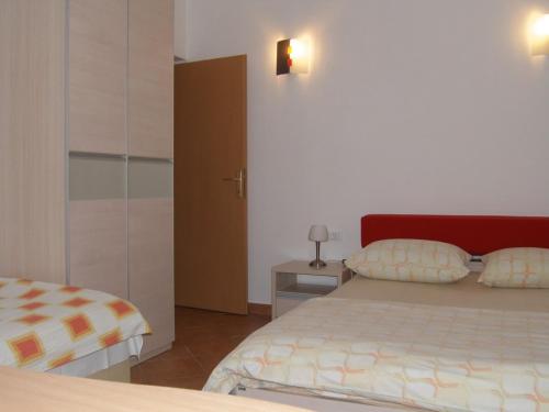 Posteľ alebo postele v izbe v ubytovaní Apartment in Sukošan with balcony, air conditioning, WiFi (4941-5)