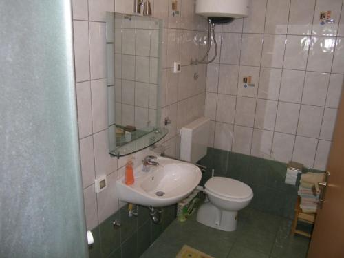 Kúpeľňa v ubytovaní Apartment in Sukošan with balcony, air conditioning, WiFi (4941-5)