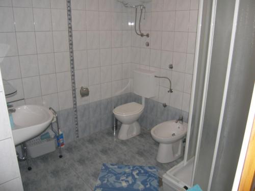 Kúpeľňa v ubytovaní Apartment in Sukošan with balcony, air conditioning, WiFi (4941-2)