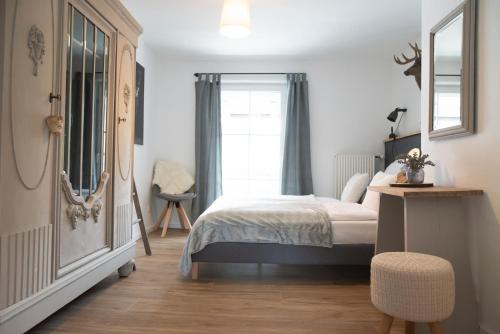 a bedroom with a bed and a window at Bergheimat Ruhpolding inkl. Chiemgaukarte in Ruhpolding