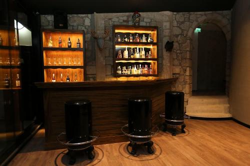 a bar with several bottles of alcohol on display at LA BİEN ALAÇATI in Cesme