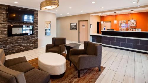 Ruang duduk di Best Western Muscatine - Pearl City Hotel