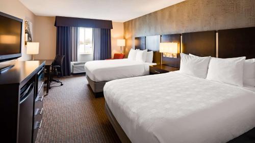 Katil atau katil-katil dalam bilik di Best Western Muscatine - Pearl City Hotel