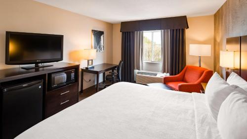 Katil atau katil-katil dalam bilik di Best Western Muscatine - Pearl City Hotel