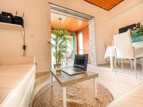 Posezení v ubytování Athena Sea front Apartment, Parking & Pool