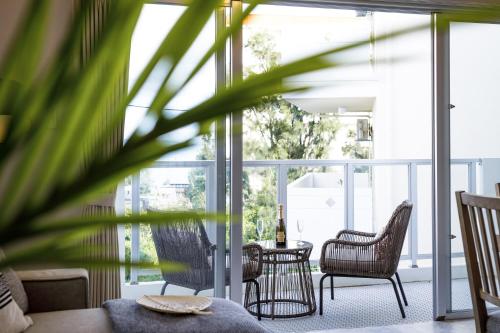 a living room with chairs and a table at オーシャンビューFORTUNA YAKA Ace 12名対応 海まで徒歩 シャワールーム 2 BBQ OK in Kin