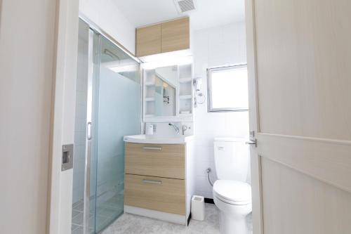 a bathroom with a toilet and a sink and a shower at オーシャンビューFORTUNA YAKA Ace 12名対応 海まで徒歩 シャワールーム 2 BBQ OK in Kin