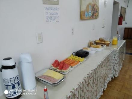 uma mesa longa com comida numa sala em Hotel Iguaçu Chapecó em Chapecó