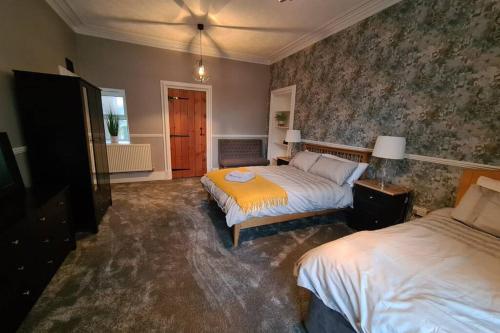 sypialnia z 2 łóżkami w pokoju w obiekcie North Coast Property - North Coast Cottage w mieście Thurso