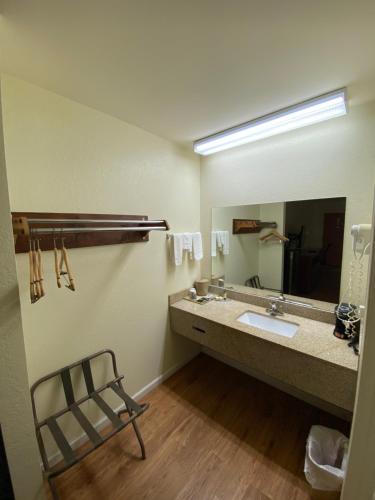 LaFayette的住宿－KINGS INN，一间带水槽和镜子的浴室