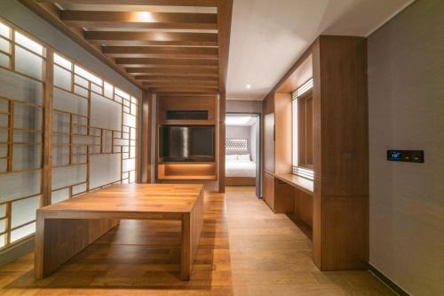 a hallway with a wooden table in a room at Yeon Hwa Moon Hotel in Incheon