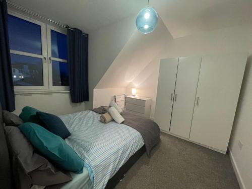 Un dormitorio con una cama con un osito de peluche. en Carvetii - Edward House D - 2 Dbl bed 2nd floor flat, en Dunfermline