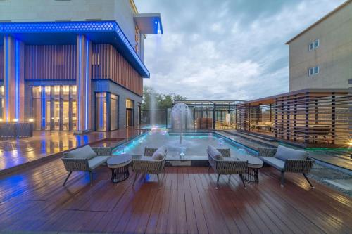 a swimming pool in a building with tables and chairs at Yeon Hwa Moon Hotel in Incheon