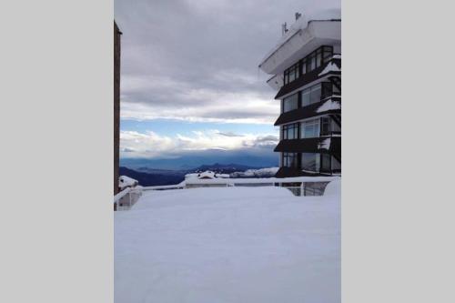 - une vue depuis le toit d'un bâtiment dans l'établissement SKI In/Out Monteblanco El Colorado, à Santiago