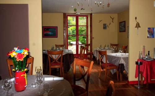 En restaurang eller annat matställe på L'Oree Du Château