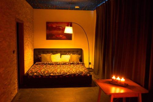 um quarto com uma cama com duas velas sobre uma mesa em Wellness Baška em Baška