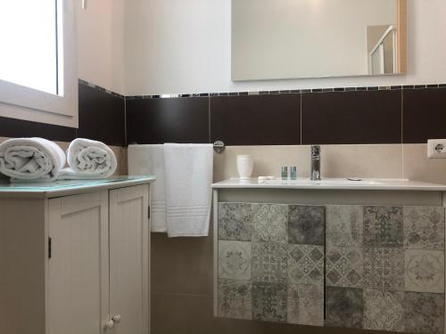 een badkamer met een wastafel en een spiegel bij B&b il Patio in Villasimius