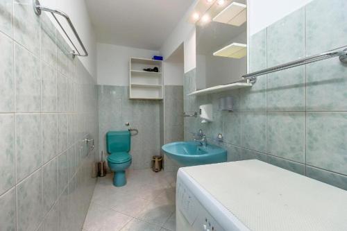Koupelna v ubytování Apartment 4827-2 for 4 Pers in Nerezine