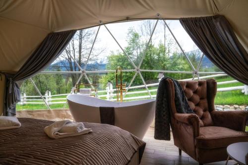 Кровать или кровати в номере Mountain Glamp & Jacuzzi