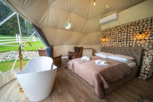 Кровать или кровати в номере Mountain Glamp & Jacuzzi