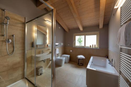 W łazience znajduje się prysznic, umywalka i toaleta. w obiekcie Grand Hotel San Gemini I UNA Esperienze w mieście San Gemini