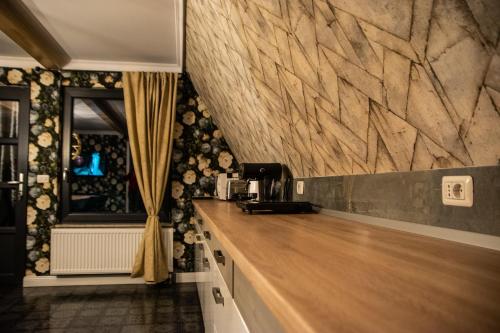 bar z drewnianym blatem w pokoju w obiekcie Cabana Doinița w mieście Borşa