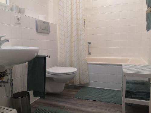 La salle de bains est pourvue d'un lavabo, de toilettes et d'une baignoire. dans l'établissement Ferienwohnung- Alpengaudi, à Missen-Wilhams