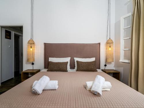 een slaapkamer met een groot bed en handdoeken bij Villa Kalo Chorio in Kalon Chorion