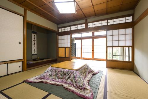 pokój ze stołem w środku w obiekcie 清浄心院 w mieście Kōya-san