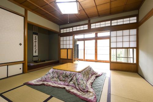 una habitación con una mesa en el medio. en 清浄心院, en Koyasan
