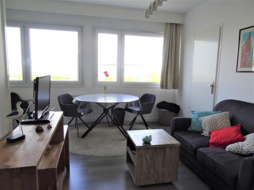 un salon avec un canapé et une table dans l'établissement Escale marine à Calais 4 étoiles, à Calais