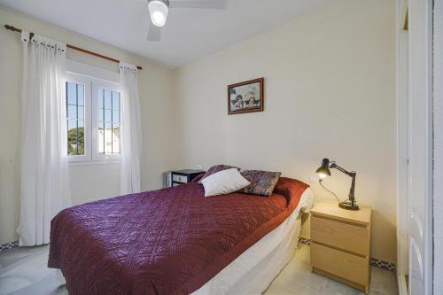 チクラナ・デ・ラ・フロンテーラにあるApartamento en la Barrosa vista marのベッドルーム1室(ベッド1台、ランプ、窓付)