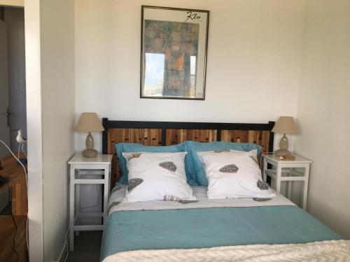 een slaapkamer met een bed met 2 nachtkastjes bij Escale marine à Calais 4 étoiles in Calais