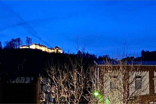 a building on top of a hill at night at Das alte Zollhäuschen in Bad Laasphe