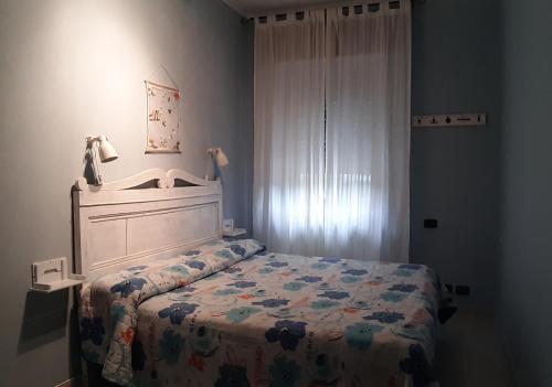 una camera da letto con un letto con un piumone di Casa Silvia a Padenghe sul Garda