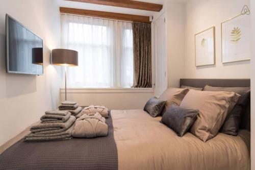 1 cama grande en un dormitorio con ventana en Canal Dream Apartment, en Ámsterdam