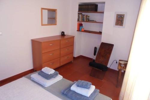sypialnia z komodą i 2 poduszkami na podłodze w obiekcie Casa de S. Domingos w mieście Évora