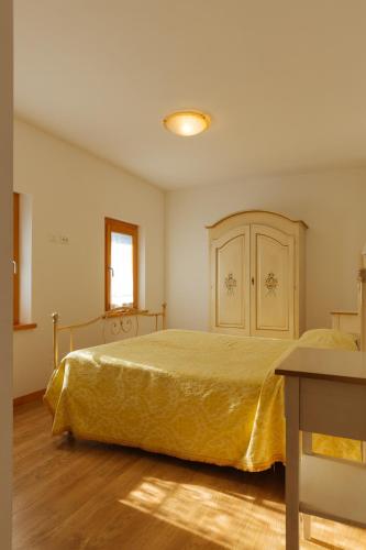 Un ou plusieurs lits dans un hébergement de l'établissement Albergo Diffuso Polcenigo Casa Rigo