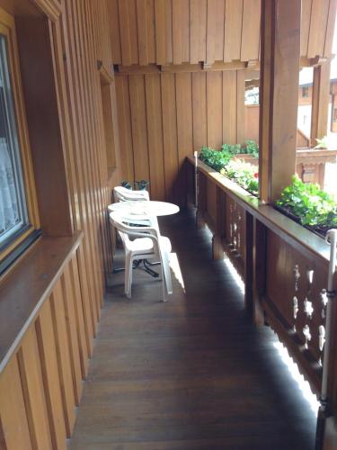 a hallway with tables and chairs in a building at Landhaus Appartement Kofler Ferienwohnungen,Zimmer in Maurach