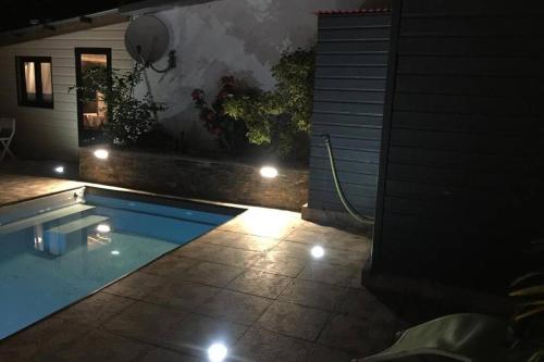 Bazén v ubytování Ylang Résidence avec piscine chauffée & jacuzzi nebo v jeho okolí