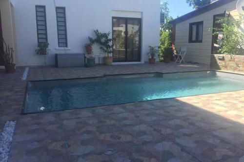 Bazén v ubytování Ylang Résidence avec piscine chauffée & jacuzzi nebo v jeho okolí
