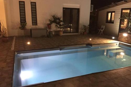 Bazén v ubytování Ylang Résidence avec piscine chauffée & jacuzzi nebo v jeho okolí