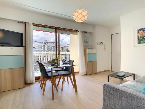 un salon avec une table, des chaises et un canapé dans l'établissement Nestor&Jeeves - SUNRISE TERRACE - Central - Very close sea - Terrace 30m, à Nice