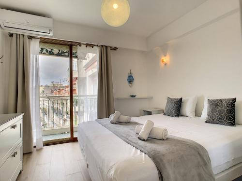 une chambre avec deux lits et une grande fenêtre dans l'établissement Nestor&Jeeves - SUNRISE TERRACE - Central - Very close sea - Terrace 30m, à Nice