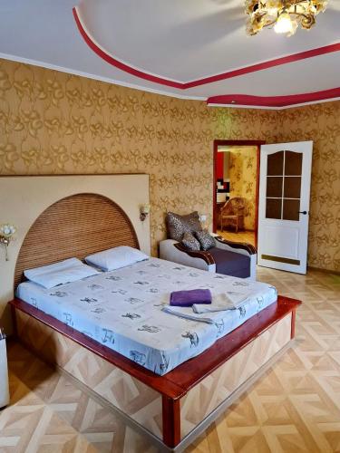 ein Schlafzimmer mit einem großen Bett in einem Zimmer in der Unterkunft Мини-отель in Kropywnyzkyj