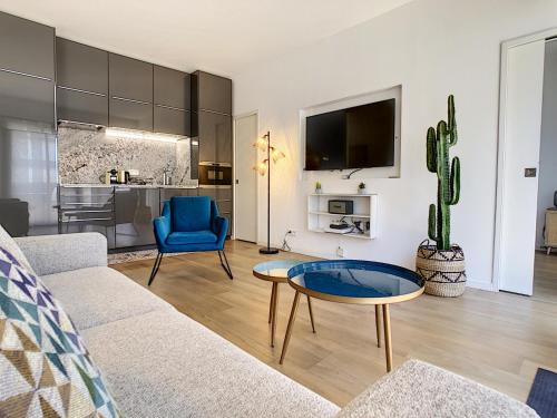 un salon avec un canapé et une table dans l'établissement Nestor&Jeeves - REINE MARIE TERRASSE - Central - Very close sea - Top floor, à Nice