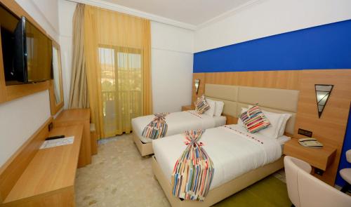 Кровать или кровати в номере Oasis Hotel & Spa