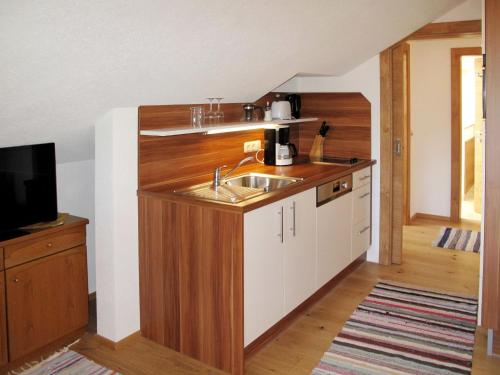 Apartment Ferienwohnung Lärche by Interhome في Oberwang: مطبخ مع حوض وكاونتر
